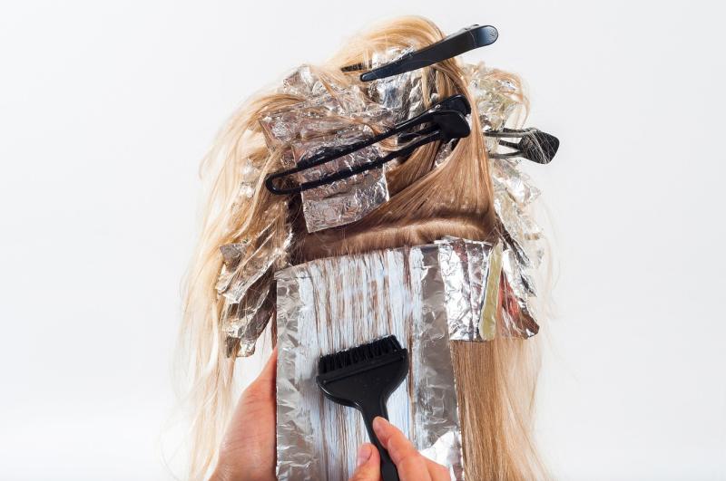 Grünstich aus blonden Haaren entfernen – mit unseren Hausmittelchen