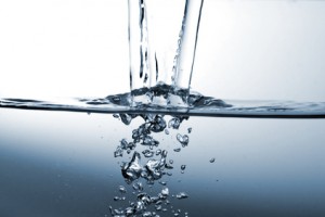 Wassersparende Duschbrausen und Perlstrahler senken Energiekosten