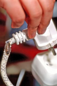 Sind etwa Kabel angerissen oder sitzen Stecker verdächtig locker, kann dies gefährliche Folgen haben. Foto: djd/www.BGETEM.de/thx