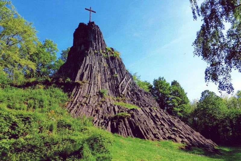 Mystischer Druidenstein, mächtige Burgen und schöne Aussichten