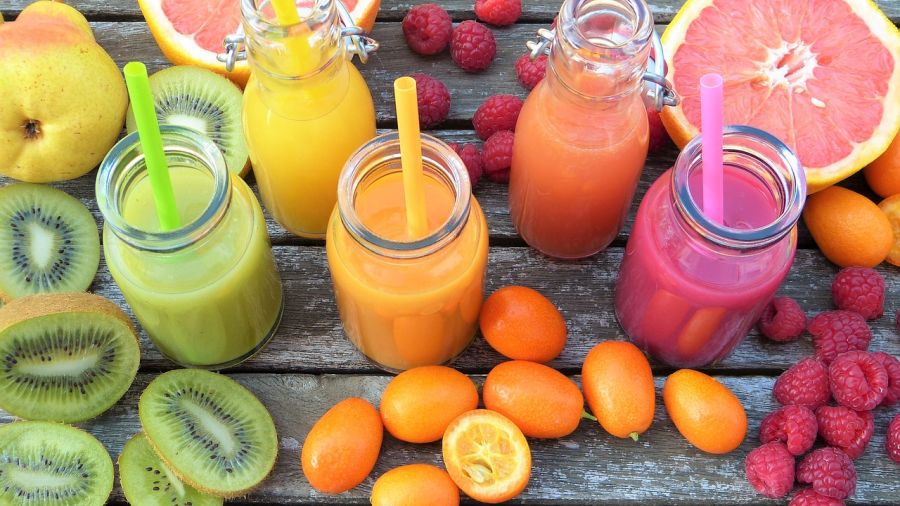 Gesund durch den Alltag: Mit frischen Säften und Smoothies